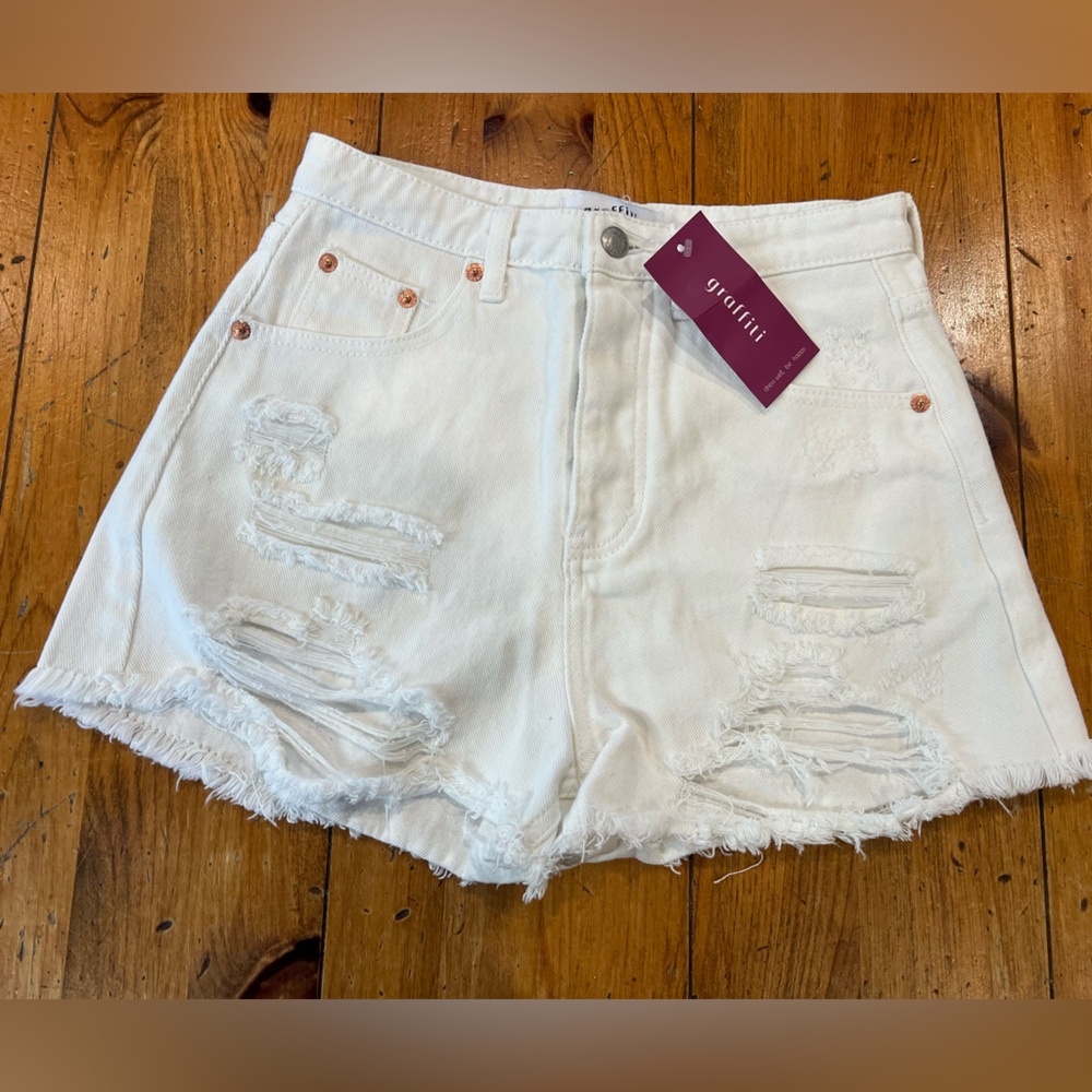 Women’s high waisted ripped white jean shorts. Size small New with tags!!